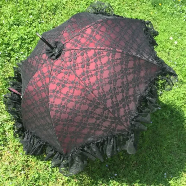 Trachtenschirm aus Spitze in granatrot – Bild 1 – Chiemgauer Heimatwerk Trachten-Onlineshop Trachtenschirm aus Spitze in granatrot - Bild 1 - Chiemgauer Heimatwerk Trachten-Onlineshop