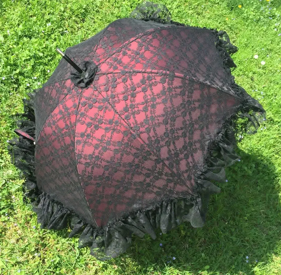 Trachtenschirm aus Spitze in granatrot – Bild 1 – Chiemgauer Heimatwerk Trachten-Onlineshop Trachtenschirm aus Spitze in granatrot - Bild 1 - Chiemgauer Heimatwerk Trachten-Onlineshop