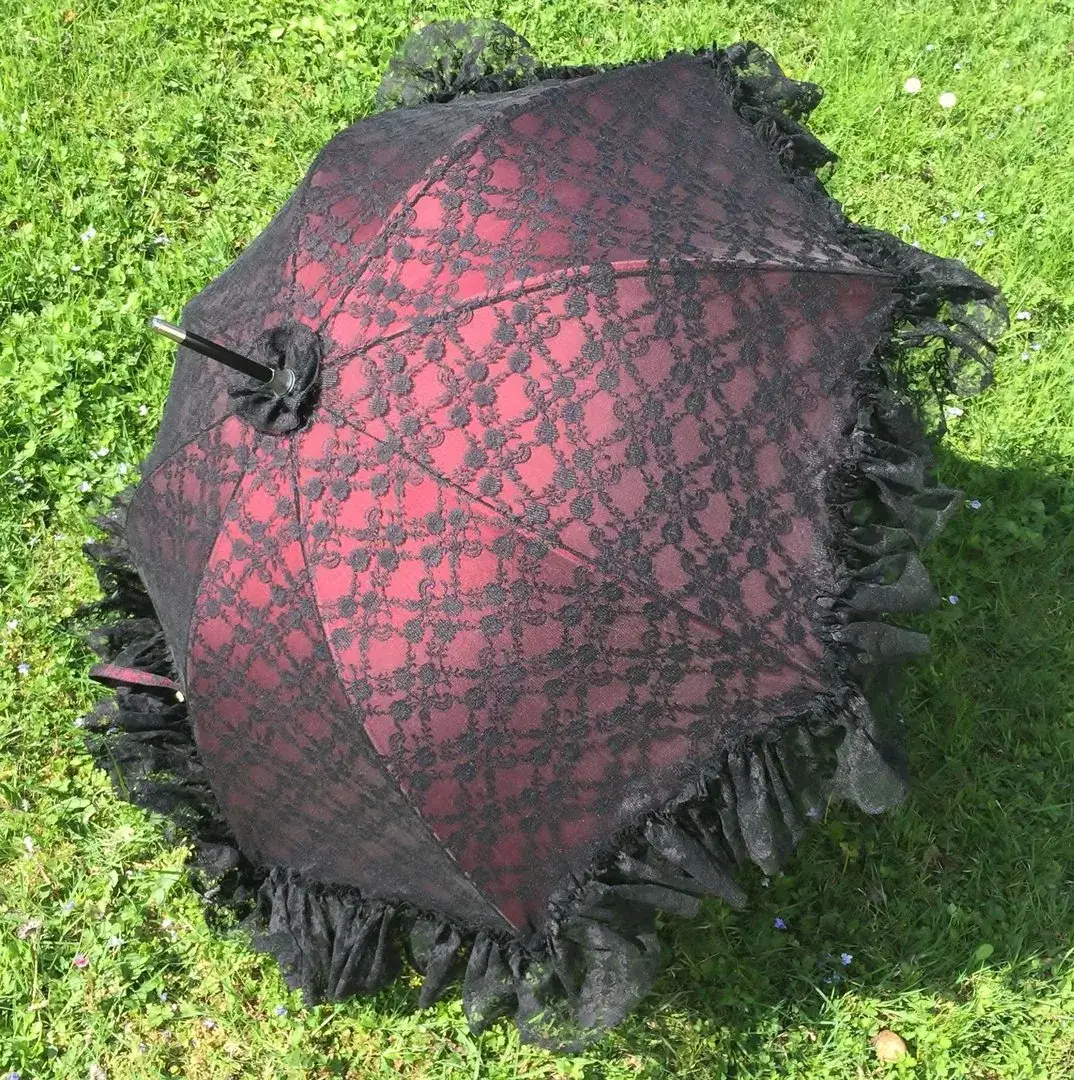 Trachtenschirm aus Spitze in granatrot – Bild 2 – Chiemgauer Heimatwerk Trachten-Onlineshop Trachtenschirm aus Spitze in granatrot - Bild 2 - Chiemgauer Heimatwerk Trachten-Onlineshop