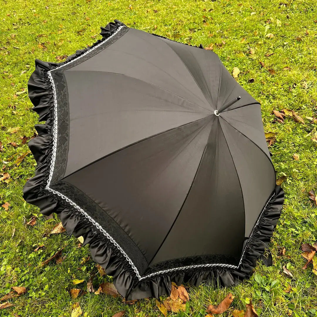 Trachtenschirm mit Rüsche schwarz No. 1 – Bild 2 – Chiemgauer Heimatwerk Trachten-Onlineshop Trachtenschirm mit Rüsche schwarz No. 1 - Bild 2 - Chiemgauer Heimatwerk Trachten-Onlineshop