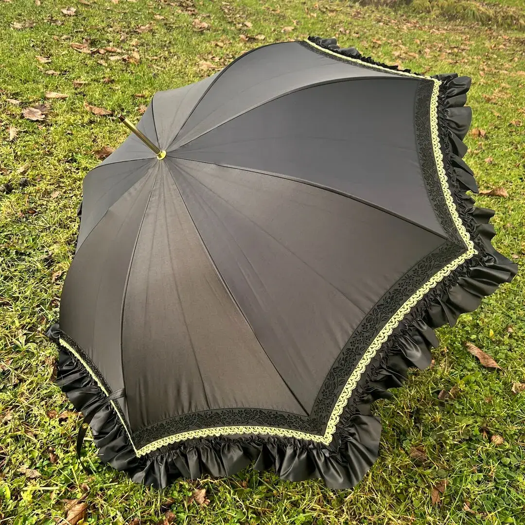 Trachtenschirm mit Rüsche schwarz No. 10 – Bild 3 – Chiemgauer Heimatwerk Trachten-Onlineshop Trachtenschirm mit Rüsche schwarz No. 10 - Bild 3 - Chiemgauer Heimatwerk Trachten-Onlineshop