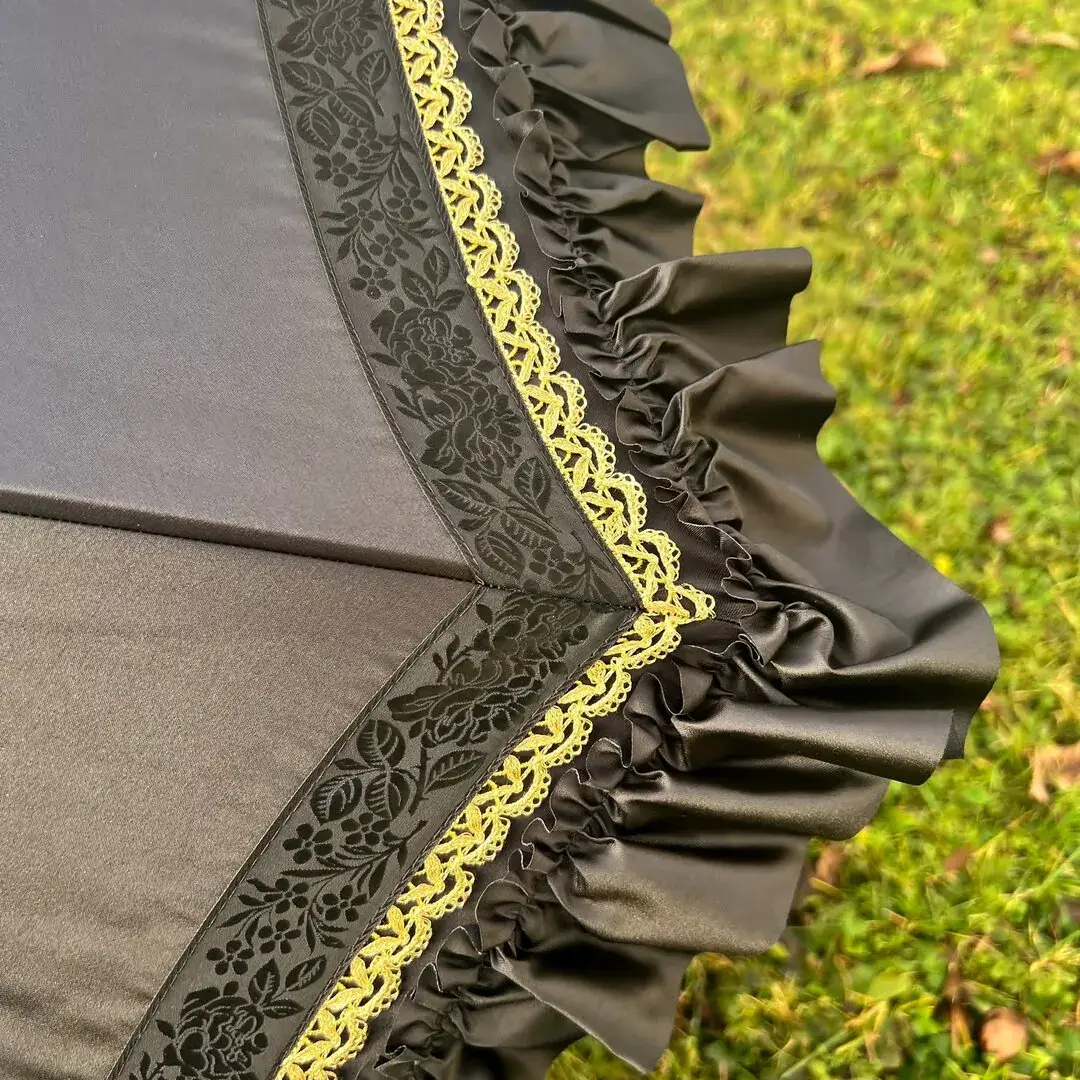 Trachtenschirm mit Rüsche schwarz No. 10 – Bild 7 – Chiemgauer Heimatwerk Trachten-Onlineshop Trachtenschirm mit Rüsche schwarz No. 10 - Bild 7 - Chiemgauer Heimatwerk Trachten-Onlineshop