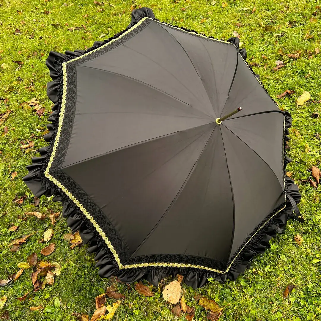 Trachtenschirm mit Rüsche schwarz No. 12 – Bild 2 – Chiemgauer Heimatwerk Trachten-Onlineshop Trachtenschirm mit Rüsche schwarz No. 12 - Bild 2 - Chiemgauer Heimatwerk Trachten-Onlineshop
