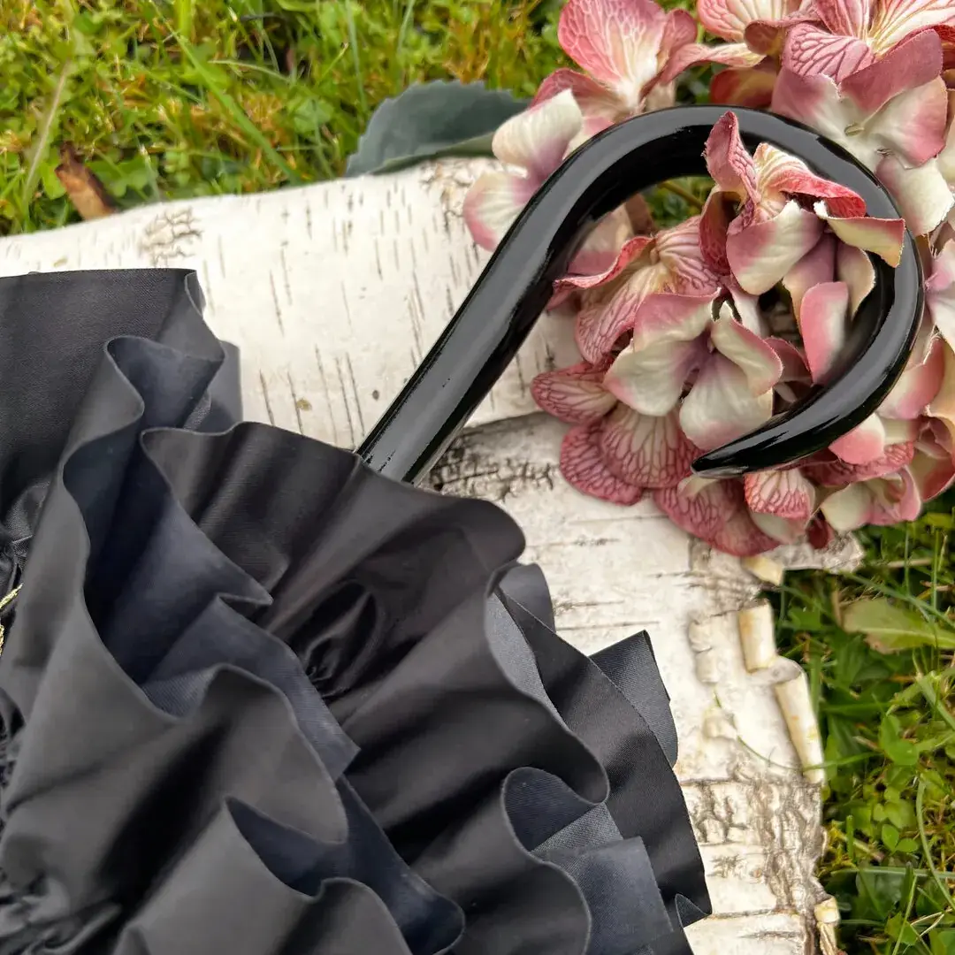 Trachtenschirm mit Rüsche schwarz No. 12 – Bild 9 – Chiemgauer Heimatwerk Trachten-Onlineshop Trachtenschirm mit Rüsche schwarz No. 12 - Bild 9 - Chiemgauer Heimatwerk Trachten-Onlineshop