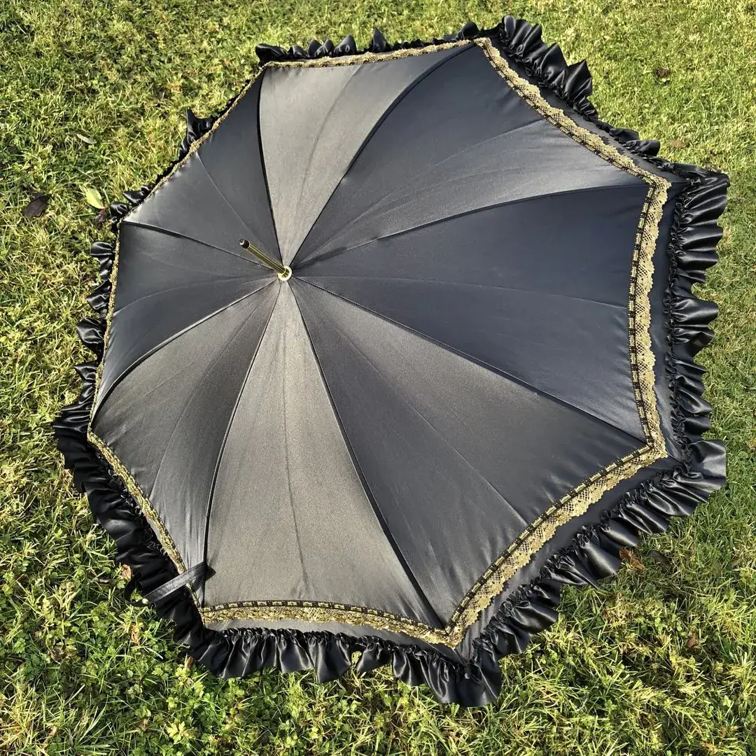 Trachtenschirm mit Rüsche schwarz No. 2 – Bild 2 – Chiemgauer Heimatwerk Trachten-Onlineshop Trachtenschirm mit Rüsche schwarz No. 2 - Bild 2 - Chiemgauer Heimatwerk Trachten-Onlineshop