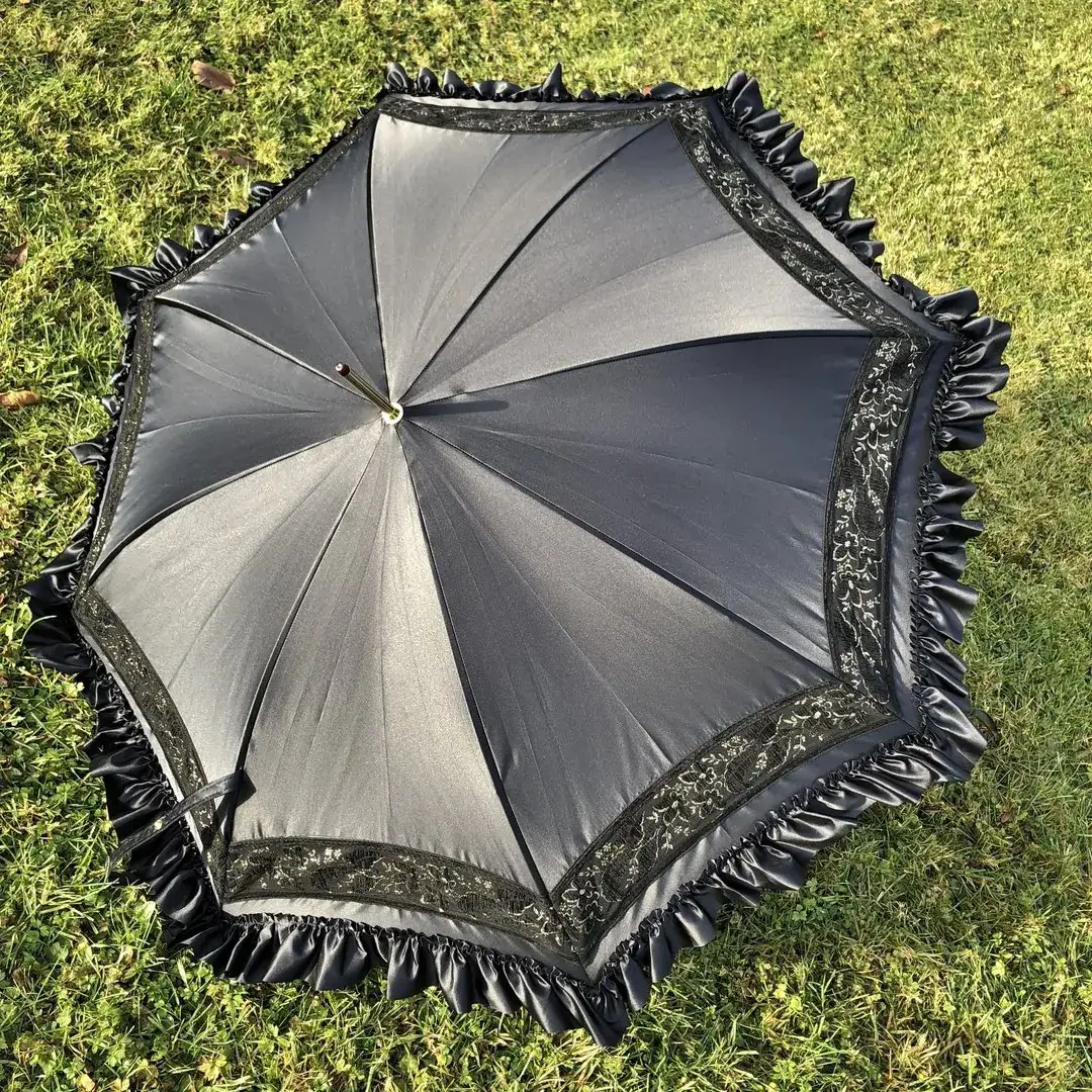 Trachtenschirm mit Rüsche schwarz No. 5 – Bild 2 – Chiemgauer Heimatwerk Trachten-Onlineshop Trachtenschirm mit Rüsche schwarz No. 5 - Bild 2 - Chiemgauer Heimatwerk Trachten-Onlineshop
