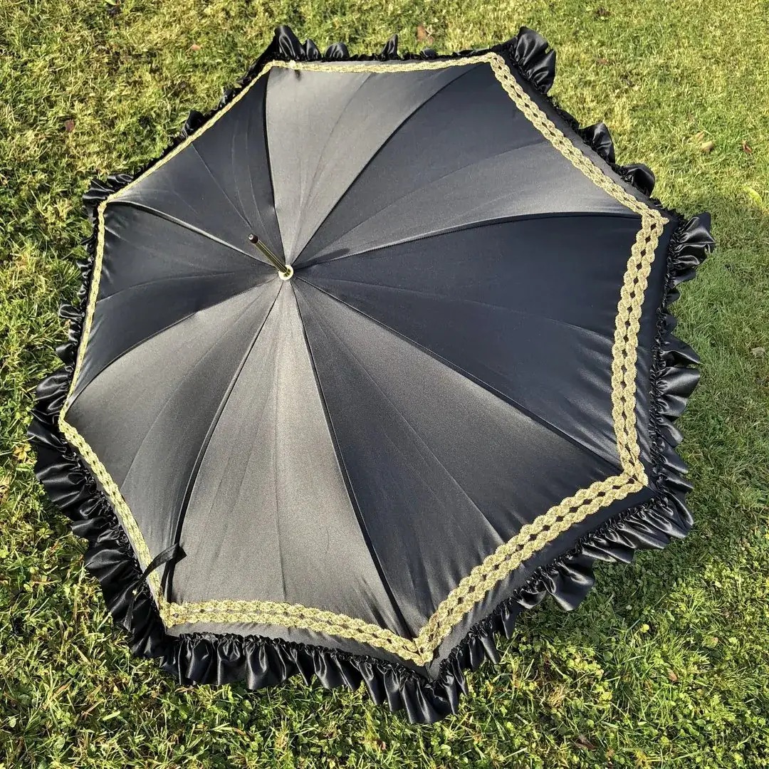 Trachtenschirm mit Rüsche schwarz No. 6 – Bild 2 – Chiemgauer Heimatwerk Trachten-Onlineshop Trachtenschirm mit Rüsche schwarz No. 6 - Bild 2 - Chiemgauer Heimatwerk Trachten-Onlineshop