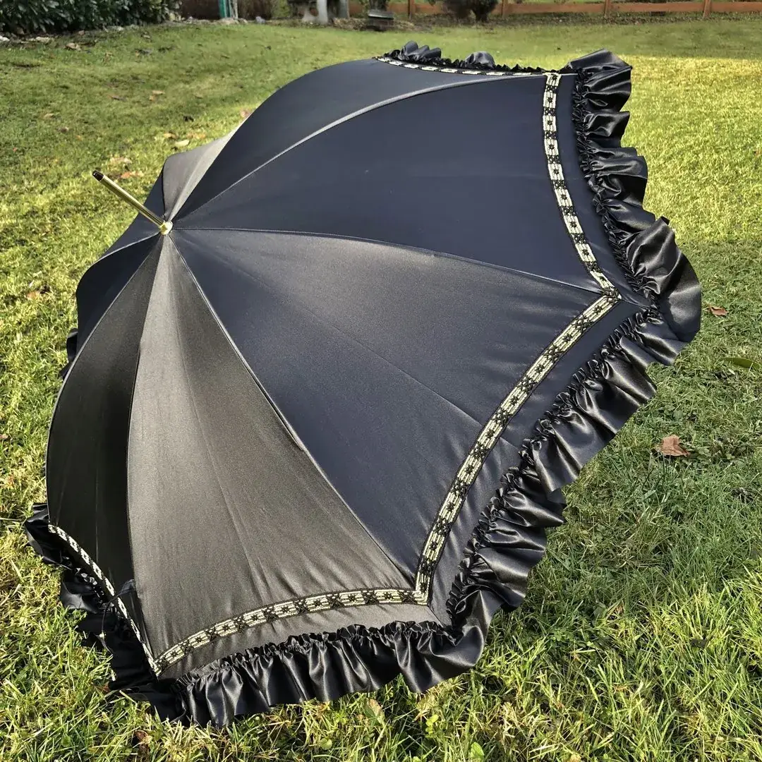 Trachtenschirm mit Rüsche schwarz No. 7 – Bild 2 – Chiemgauer Heimatwerk Trachten-Onlineshop Trachtenschirm mit Rüsche schwarz No. 7 - Bild 2 - Chiemgauer Heimatwerk Trachten-Onlineshop