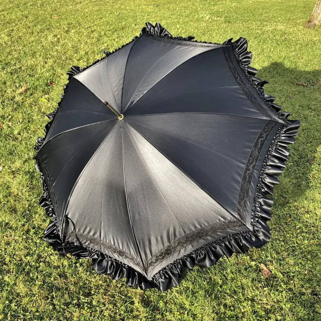 Trachtenschirm mit Rüsche schwarz No. 8 – Bild 2 – Chiemgauer Heimatwerk Trachten-Onlineshop Trachtenschirm mit Rüsche schwarz No. 8 - Bild 2 - Chiemgauer Heimatwerk Trachten-Onlineshop
