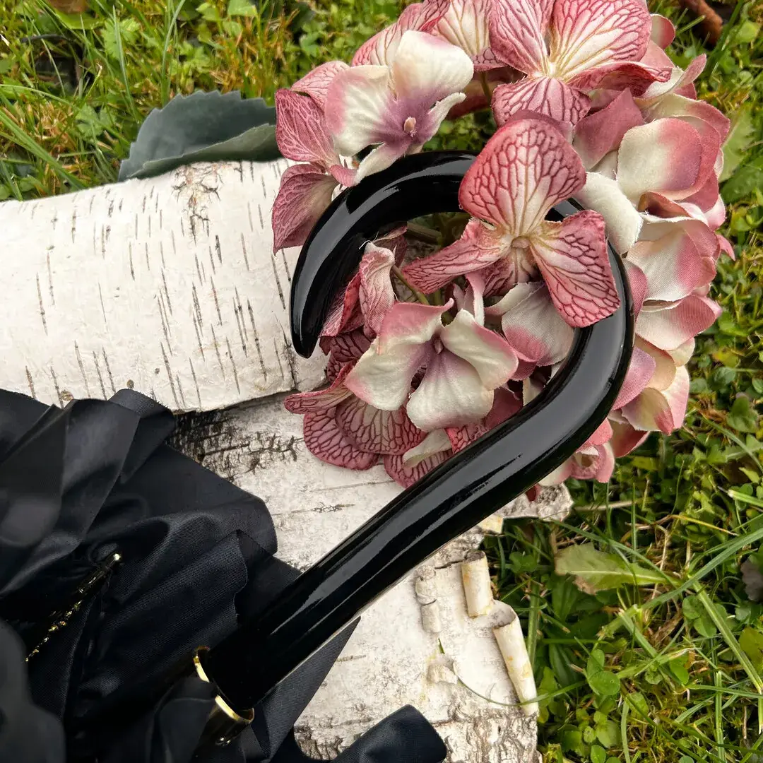 Trachtenschirm mit Rüsche schwarz No. 9 – Bild 18 – Chiemgauer Heimatwerk Trachten-Onlineshop Trachtenschirm mit Rüsche schwarz No. 9 - Bild 18 - Chiemgauer Heimatwerk Trachten-Onlineshop