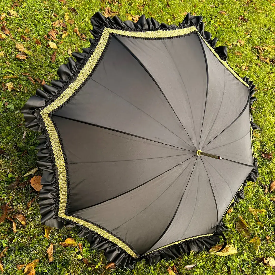Trachtenschirm mit Rüsche schwarz No. 9 – Bild 8 – Chiemgauer Heimatwerk Trachten-Onlineshop Trachtenschirm mit Rüsche schwarz No. 9 - Bild 8 - Chiemgauer Heimatwerk Trachten-Onlineshop