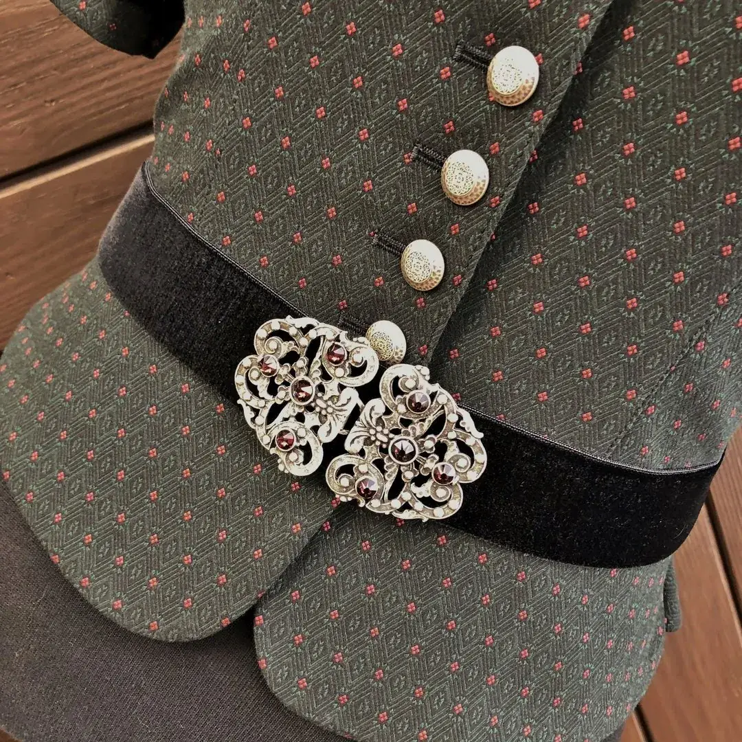Trachtenschließe mit Swarovski in aquamarine – Bild 19 – Chiemgauer Heimatwerk Trachten-Onlineshop Trachtenschließe mit Swarovski in aquamarine - Bild 19 - Chiemgauer Heimatwerk Trachten-Onlineshop