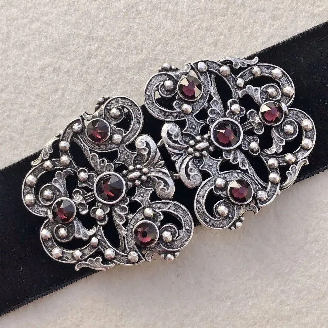 Trachtenschließe mit Swarovski in burgund – Bild 17 – Chiemgauer Heimatwerk Trachten-Onlineshop Trachtenschließe mit Swarovski in burgund - Bild 17 - Chiemgauer Heimatwerk Trachten-Onlineshop