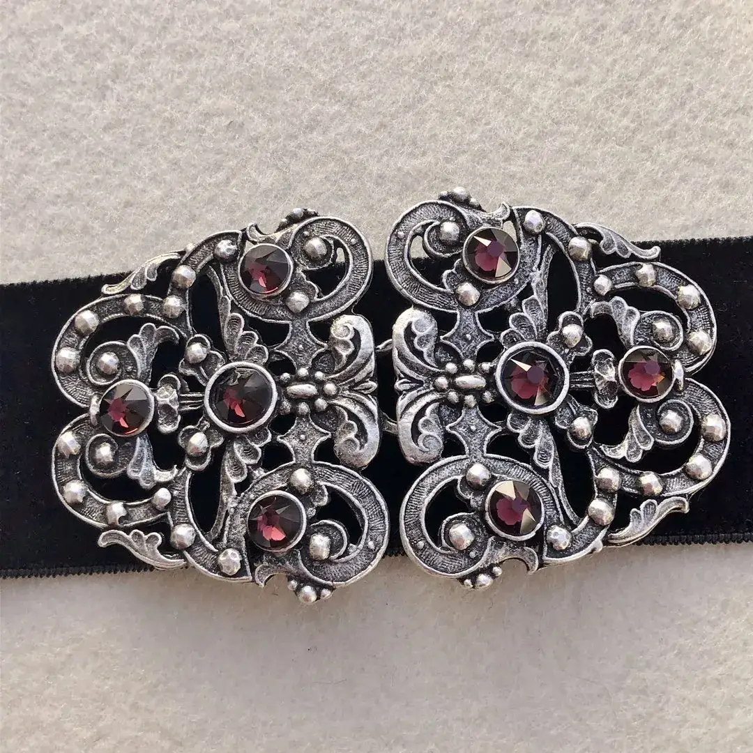 Trachtenschließe mit Swarovski in burgund – Bild 35 – Chiemgauer Heimatwerk Trachten-Onlineshop Trachtenschließe mit Swarovski in burgund - Bild 35 - Chiemgauer Heimatwerk Trachten-Onlineshop