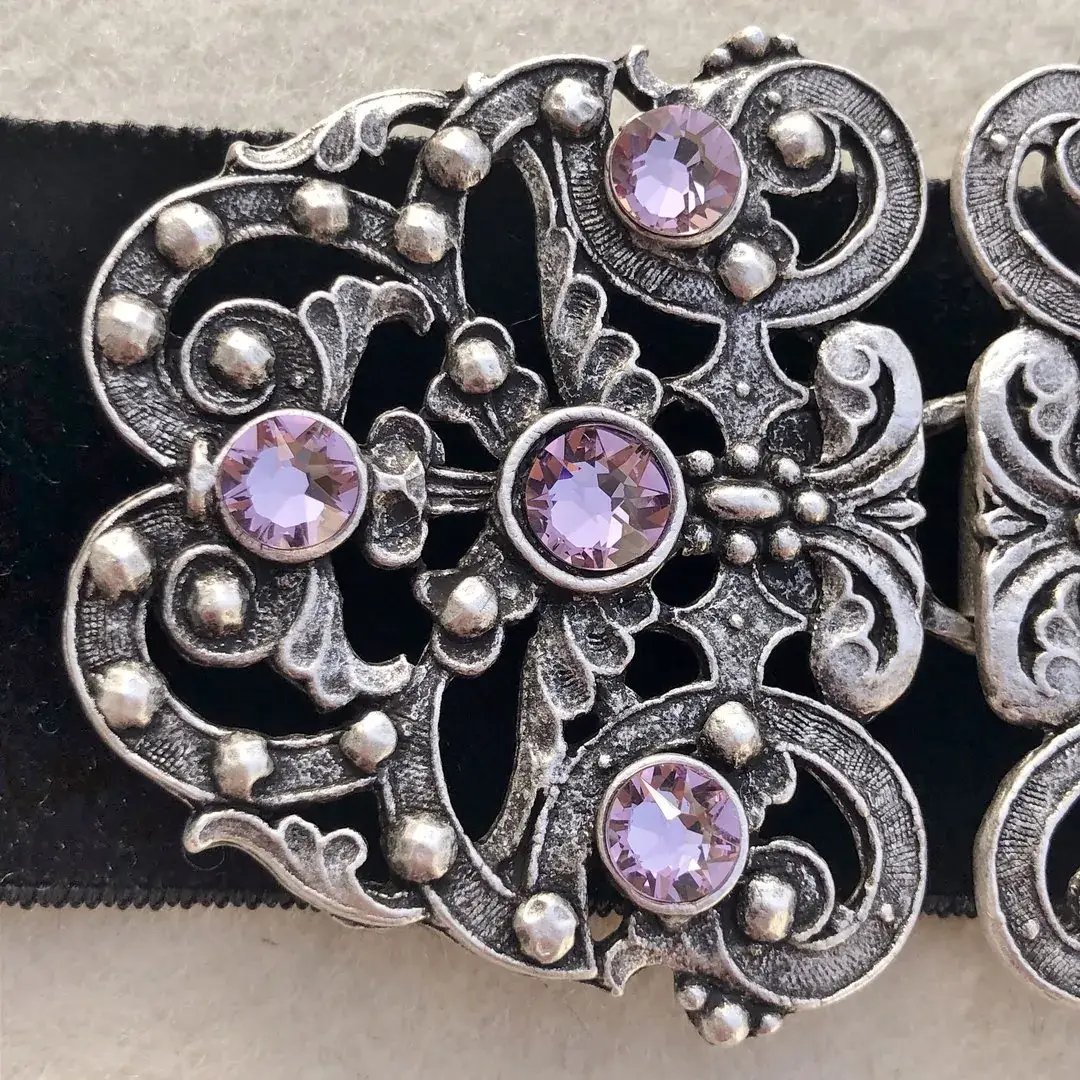 Trachtenschließe mit Swarovski in flieder – Bild 12 – Chiemgauer Heimatwerk Trachten-Onlineshop Trachtenschließe mit Swarovski in flieder - Bild 12 - Chiemgauer Heimatwerk Trachten-Onlineshop