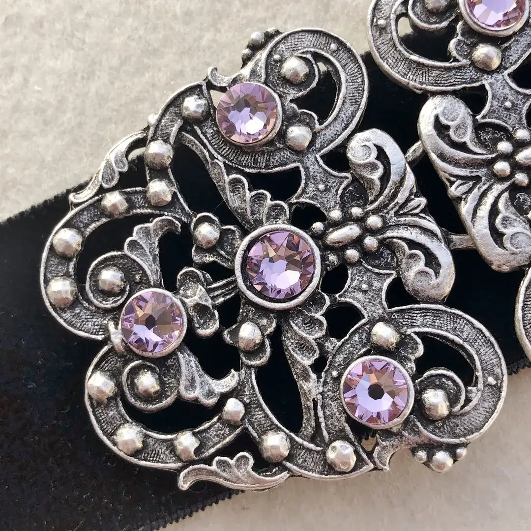 Trachtenschließe mit Swarovski in flieder – Bild 15 – Chiemgauer Heimatwerk Trachten-Onlineshop Trachtenschließe mit Swarovski in flieder - Bild 15 - Chiemgauer Heimatwerk Trachten-Onlineshop