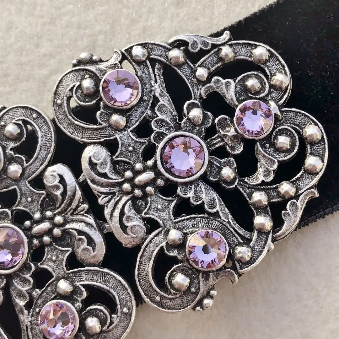 Trachtenschließe mit Swarovski in flieder – Bild 28 – Chiemgauer Heimatwerk Trachten-Onlineshop Trachtenschließe mit Swarovski in flieder - Bild 28 - Chiemgauer Heimatwerk Trachten-Onlineshop