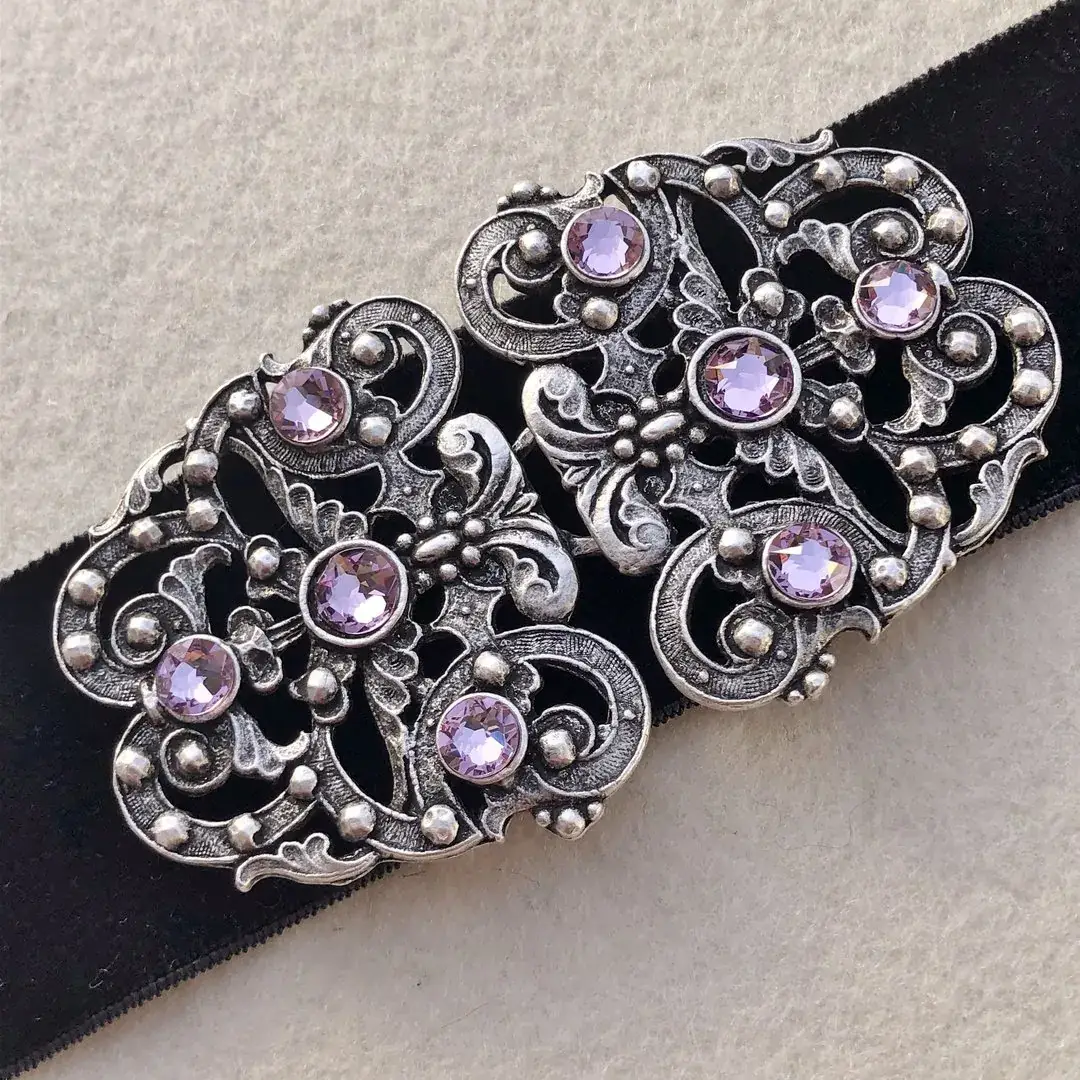 Trachtenschließe mit Swarovski in flieder – Bild 4 – Chiemgauer Heimatwerk Trachten-Onlineshop Trachtenschließe mit Swarovski in flieder - Bild 4 - Chiemgauer Heimatwerk Trachten-Onlineshop
