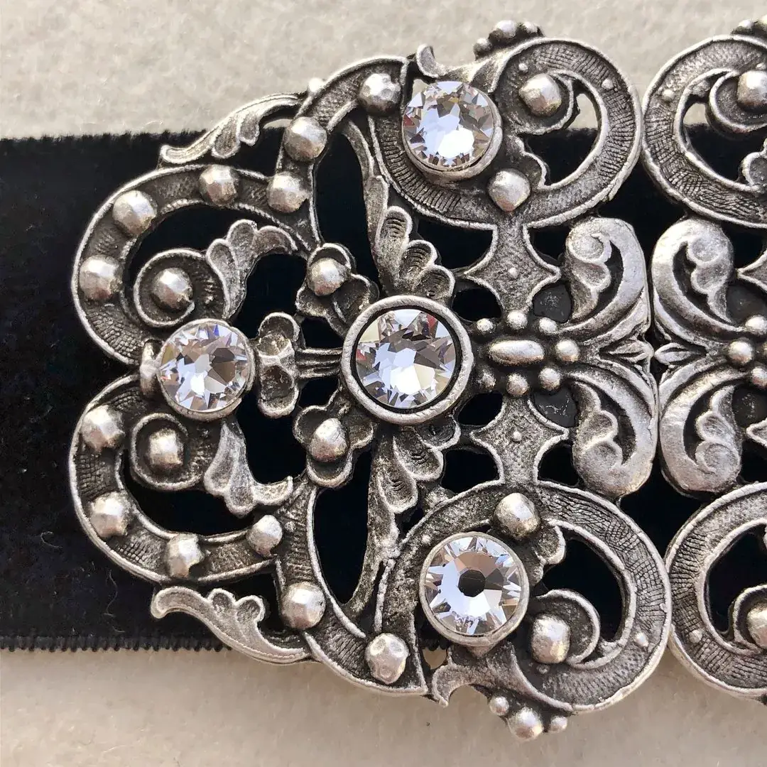 Trachtenschließe mit Swarovski in kristallweiß – Bild 10 – Chiemgauer Heimatwerk Trachten-Onlineshop Trachtenschließe mit Swarovski in kristallweiß - Bild 10 - Chiemgauer Heimatwerk Trachten-Onlineshop