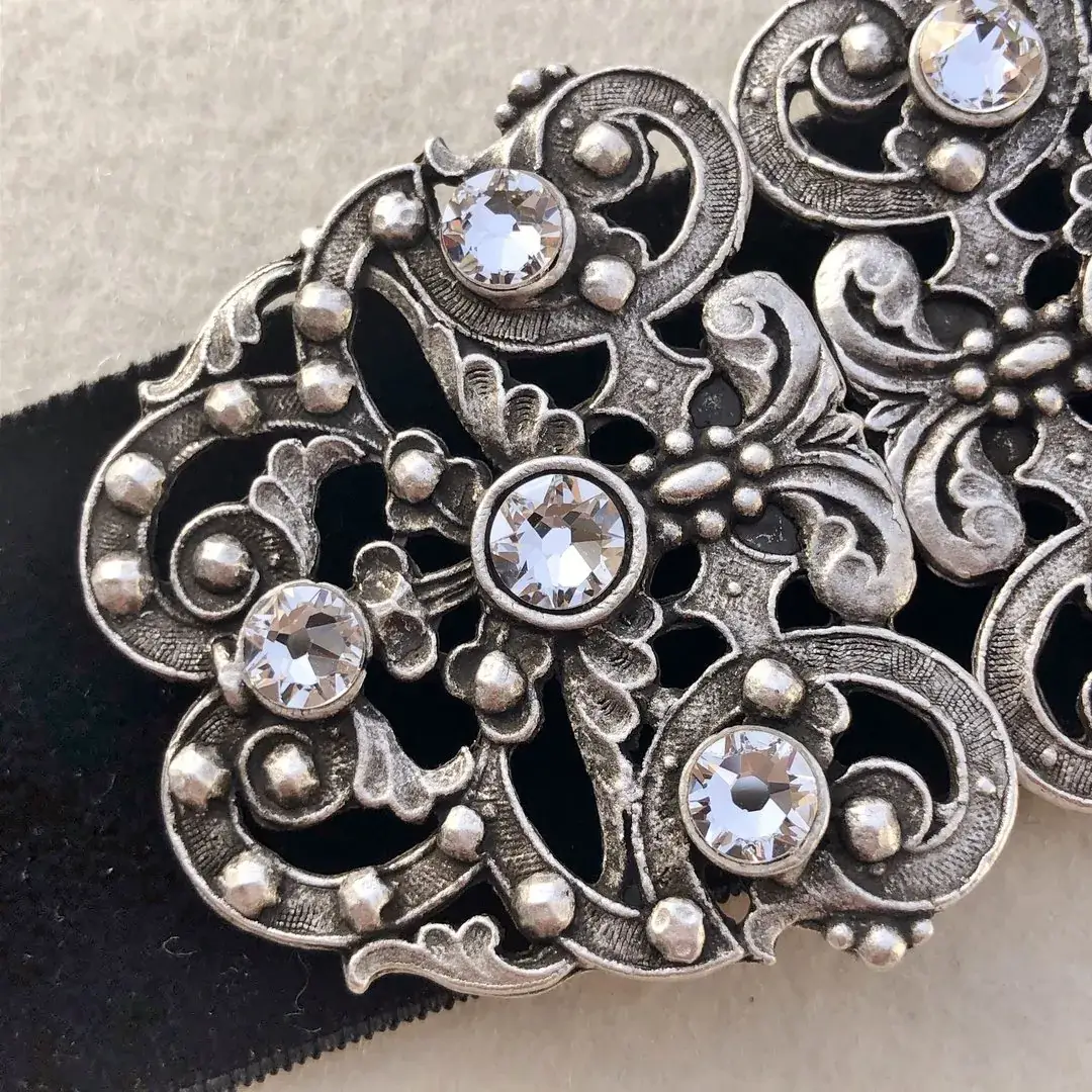 Trachtenschließe mit Swarovski in kristallweiß – Bild 12 – Chiemgauer Heimatwerk Trachten-Onlineshop Trachtenschließe mit Swarovski in kristallweiß - Bild 12 - Chiemgauer Heimatwerk Trachten-Onlineshop