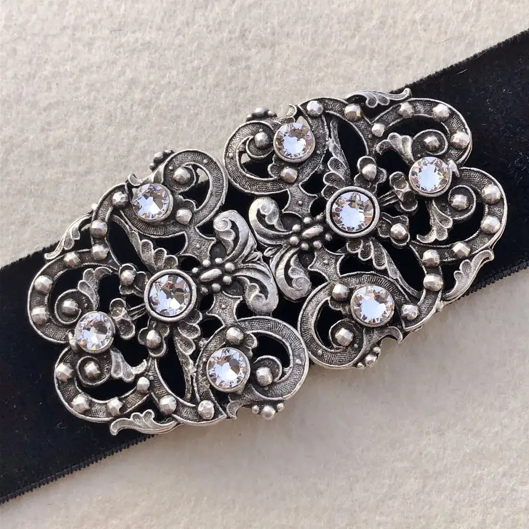 Trachtenschließe mit Swarovski in kristallweiß – Bild 24 – Chiemgauer Heimatwerk Trachten-Onlineshop Trachtenschließe mit Swarovski in kristallweiß - Bild 24 - Chiemgauer Heimatwerk Trachten-Onlineshop