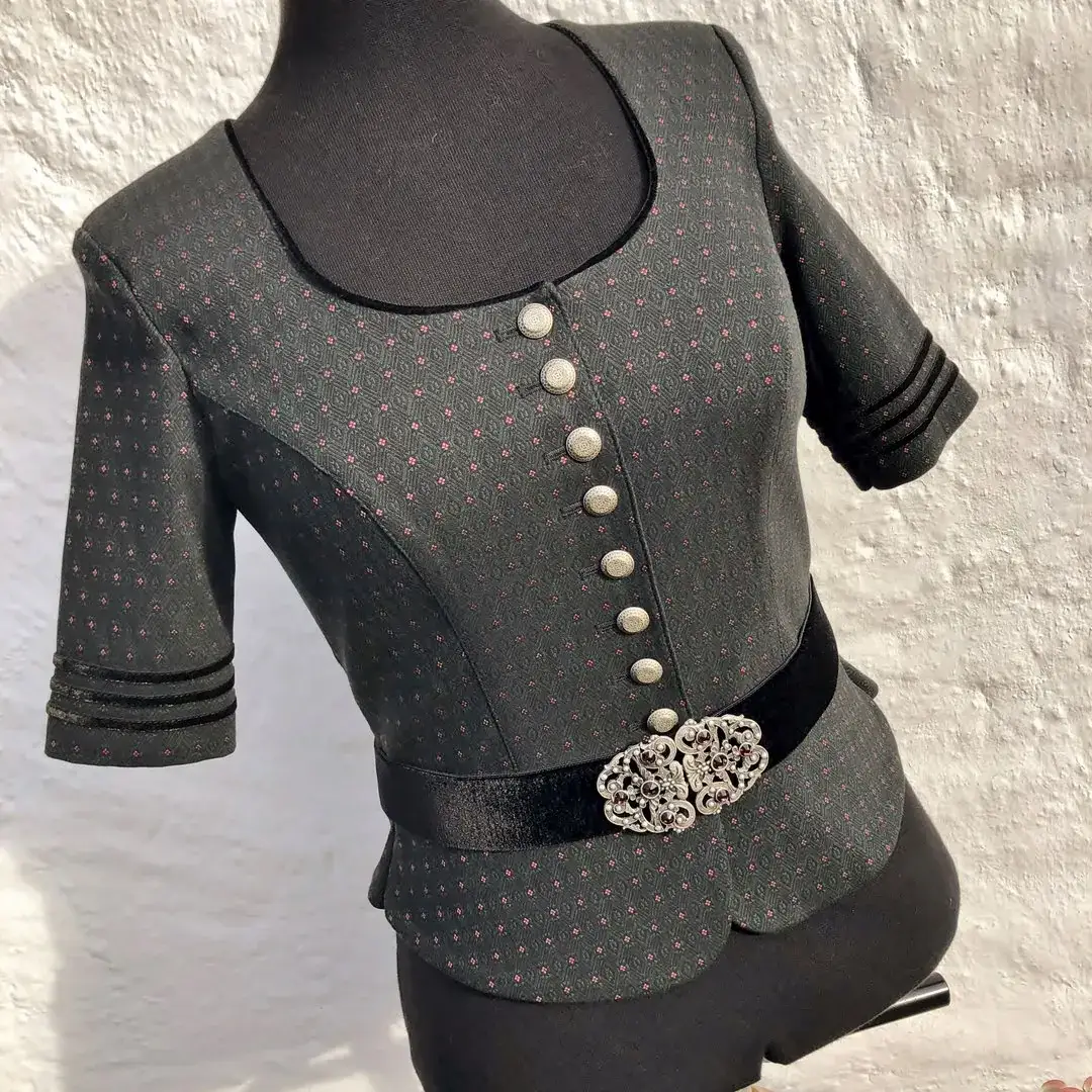 Trachtenschließe mit Swarovski in kristallweiß – Bild 9 – Chiemgauer Heimatwerk Trachten-Onlineshop Trachtenschließe mit Swarovski in kristallweiß - Bild 9 - Chiemgauer Heimatwerk Trachten-Onlineshop