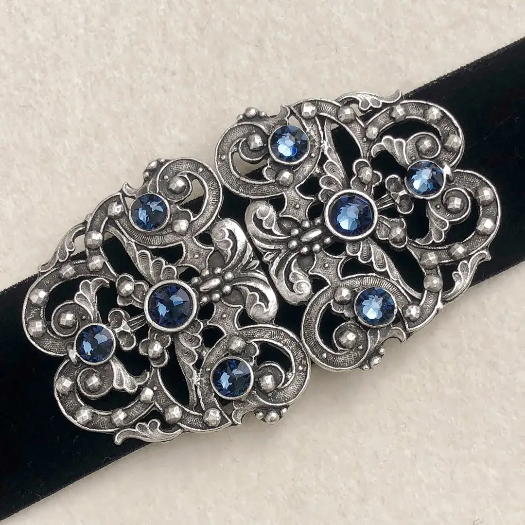 Trachtenschließe mit Swarovski in rauchblau – Bild 17 – Chiemgauer Heimatwerk Trachten-Onlineshop Trachtenschließe mit Swarovski in rauchblau - Bild 17 - Chiemgauer Heimatwerk Trachten-Onlineshop
