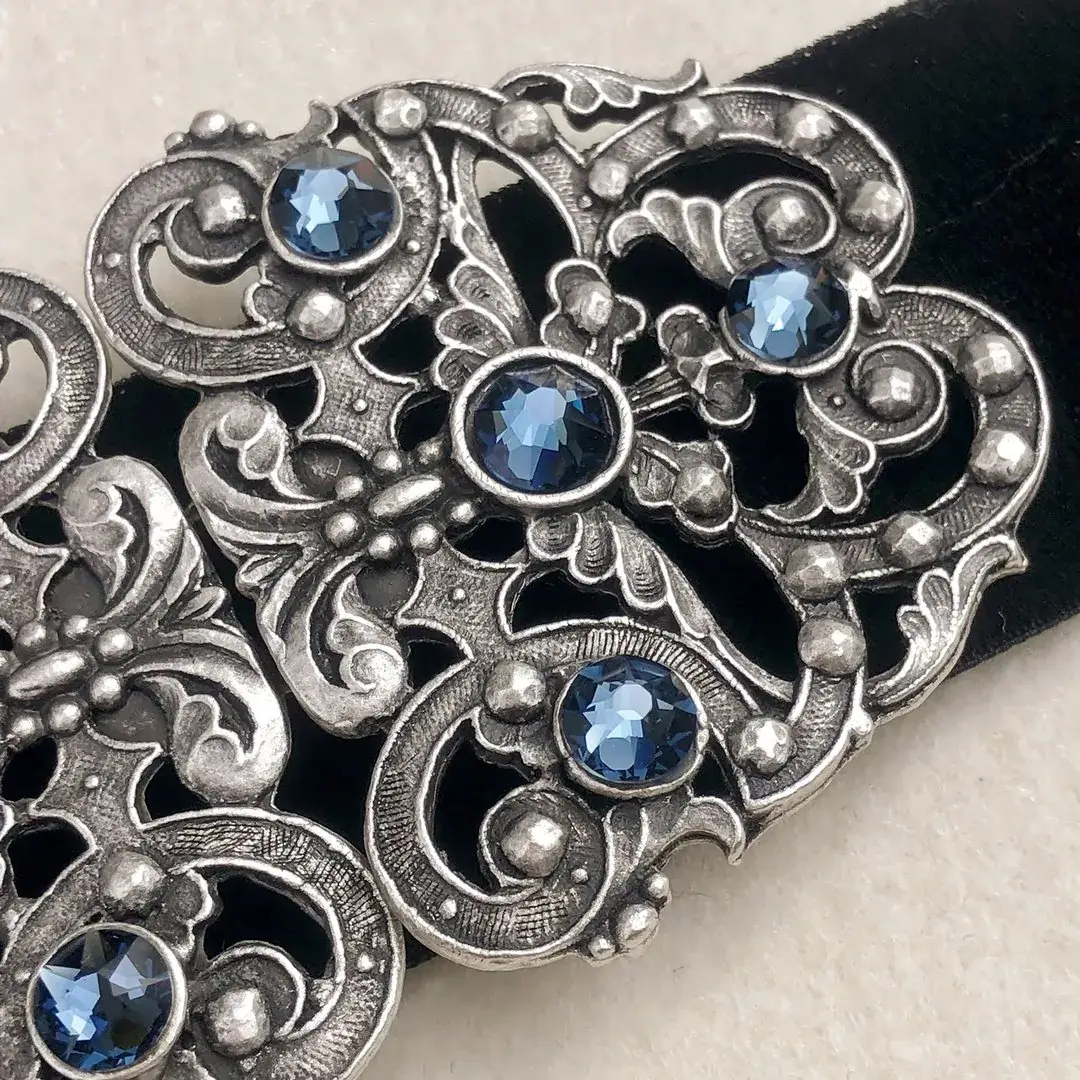 Trachtenschließe mit Swarovski in rauchblau – Bild 19 – Chiemgauer Heimatwerk Trachten-Onlineshop Trachtenschließe mit Swarovski in rauchblau - Bild 19 - Chiemgauer Heimatwerk Trachten-Onlineshop