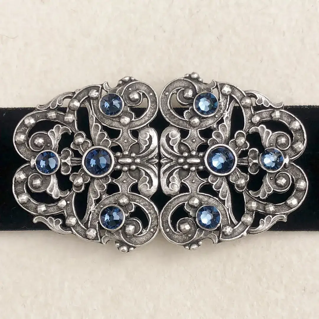 Trachtenschließe mit Swarovski in rauchblau – Bild 24 – Chiemgauer Heimatwerk Trachten-Onlineshop Trachtenschließe mit Swarovski in rauchblau - Bild 24 - Chiemgauer Heimatwerk Trachten-Onlineshop