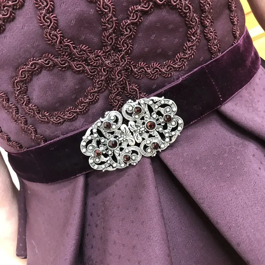 Trachtenschließe mit Swarovski in rauchblau – Bild 27 – Chiemgauer Heimatwerk Trachten-Onlineshop Trachtenschließe mit Swarovski in rauchblau - Bild 27 - Chiemgauer Heimatwerk Trachten-Onlineshop