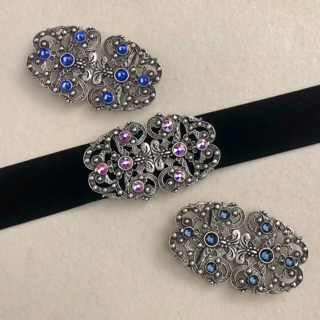 Trachtenschließe mit Swarovski in rauchblau – Bild 3 – Chiemgauer Heimatwerk Trachten-Onlineshop Trachtenschließe mit Swarovski in rauchblau - Bild 3 - Chiemgauer Heimatwerk Trachten-Onlineshop