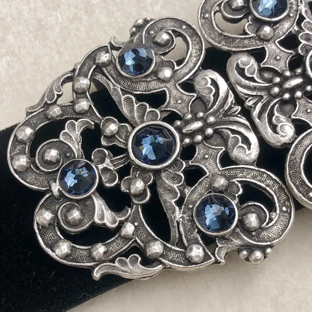 Trachtenschließe mit Swarovski in rauchblau – Bild 36 – Chiemgauer Heimatwerk Trachten-Onlineshop Trachtenschließe mit Swarovski in rauchblau - Bild 36 - Chiemgauer Heimatwerk Trachten-Onlineshop