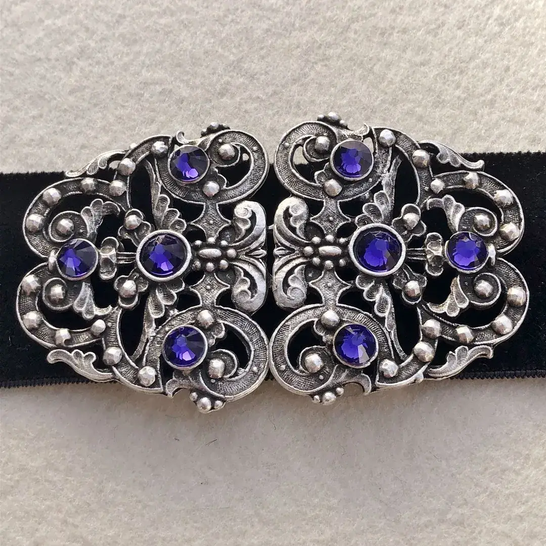 Trachtenschließe mit Swarovski in violett – Bild 34 – Chiemgauer Heimatwerk Trachten-Onlineshop Trachtenschließe mit Swarovski in violett - Bild 34 - Chiemgauer Heimatwerk Trachten-Onlineshop