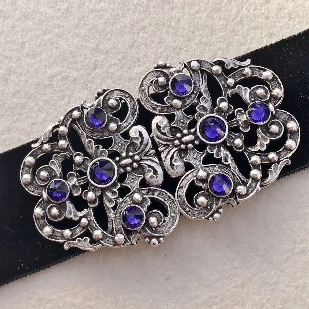 Trachtenschließe mit Swarovski in violett – Bild 40 – Chiemgauer Heimatwerk Trachten-Onlineshop Trachtenschließe mit Swarovski in violett - Bild 40 - Chiemgauer Heimatwerk Trachten-Onlineshop