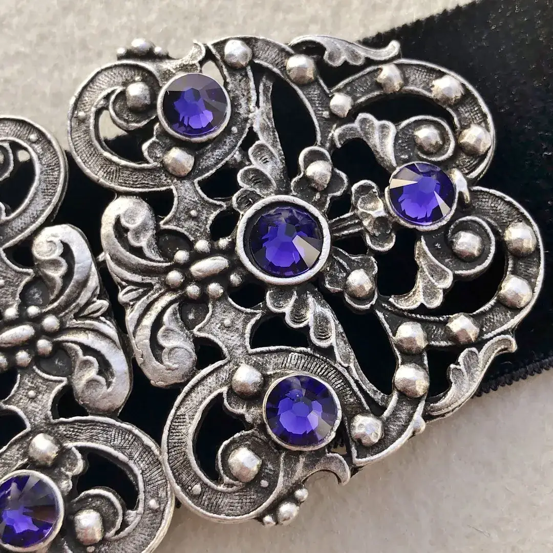 Trachtenschließe mit Swarovski in violett – Bild 41 – Chiemgauer Heimatwerk Trachten-Onlineshop Trachtenschließe mit Swarovski in violett - Bild 41 - Chiemgauer Heimatwerk Trachten-Onlineshop