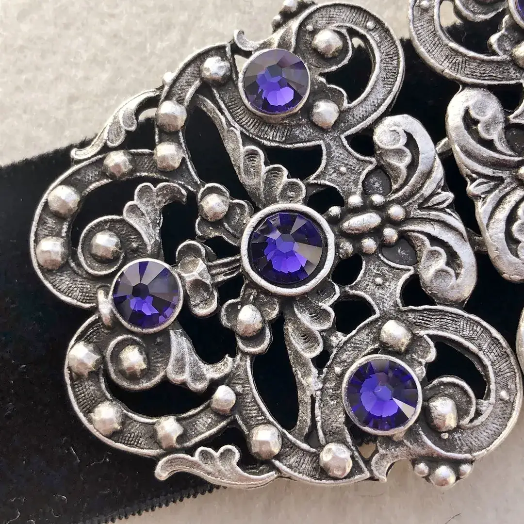 Trachtenschließe mit Swarovski in violett – Bild 5 – Chiemgauer Heimatwerk Trachten-Onlineshop Trachtenschließe mit Swarovski in violett - Bild 5 - Chiemgauer Heimatwerk Trachten-Onlineshop