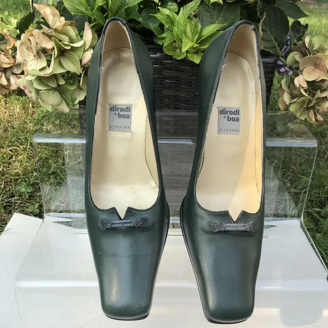 Trachtenschuhe Damen mit kleiner Spange in grün – Bild 9 – Chiemgauer Heimatwerk Trachten-Onlineshop Trachtenschuhe Damen mit kleiner Spange in grün - Bild 9 - Chiemgauer Heimatwerk Trachten-Onlineshop