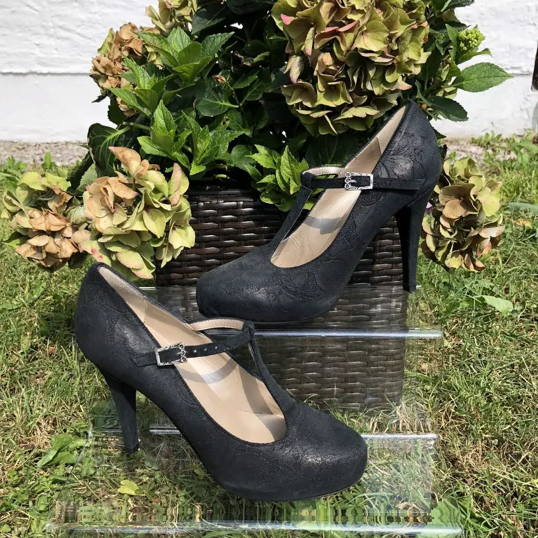 Trachtenschuhe Damen mit Riemchen – Bild 2 – Chiemgauer Heimatwerk Trachten-Onlineshop Trachtenschuhe Damen mit Riemchen - Bild 2 - Chiemgauer Heimatwerk Trachten-Onlineshop