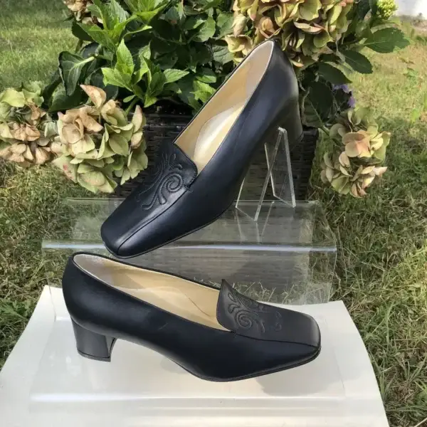 Trachtenschuhe Damen mit Stepperei in blau – Bild 1 – Chiemgauer Heimatwerk Trachten-Onlineshop Trachtenschuhe Damen mit Stepperei in blau - Bild 1 - Chiemgauer Heimatwerk Trachten-Onlineshop