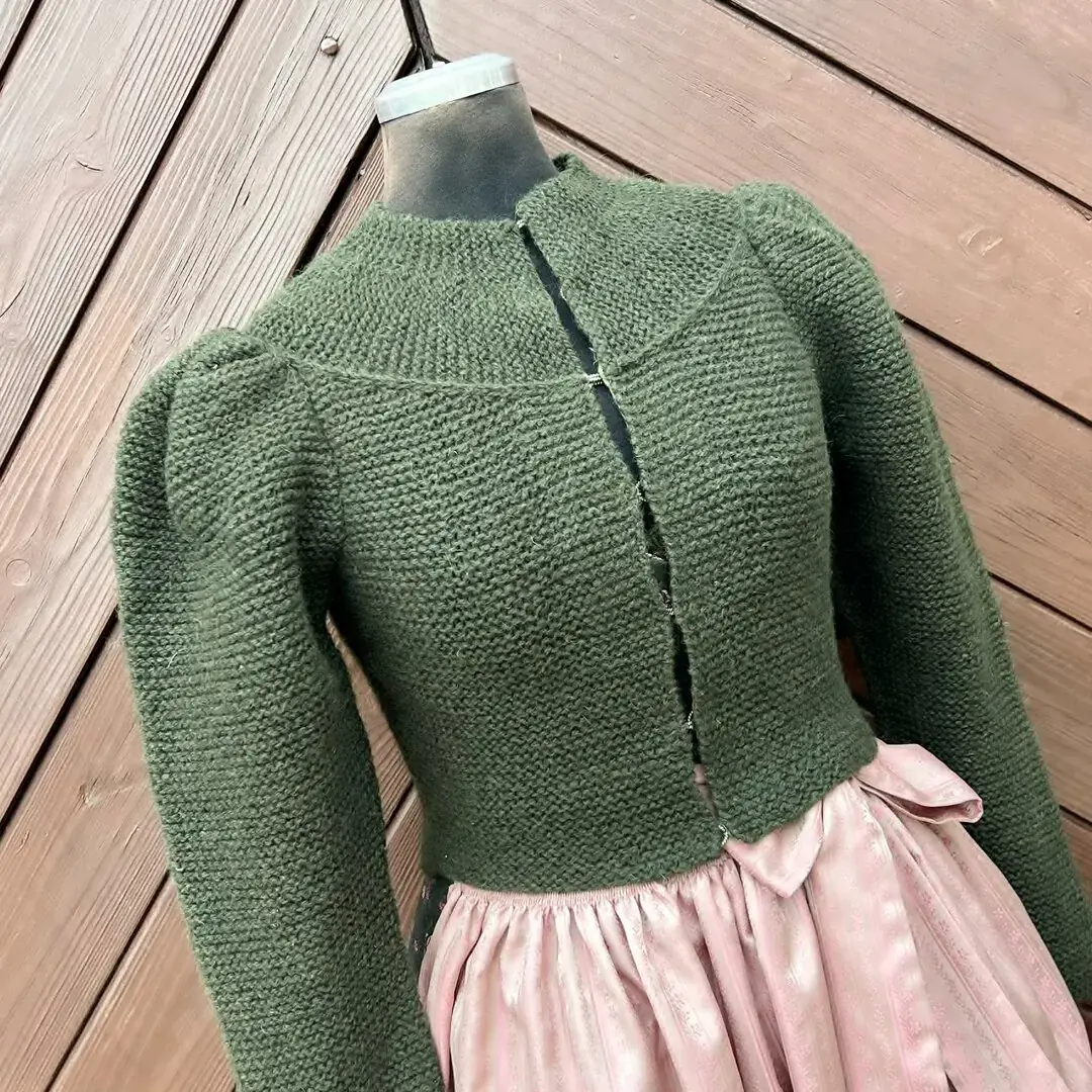 Trachtenstrickjacke Damen in moosgrün – Bild 2 – Chiemgauer Heimatwerk Trachten-Onlineshop Trachtenstrickjacke Damen in moosgrün - Bild 2 - Chiemgauer Heimatwerk Trachten-Onlineshop