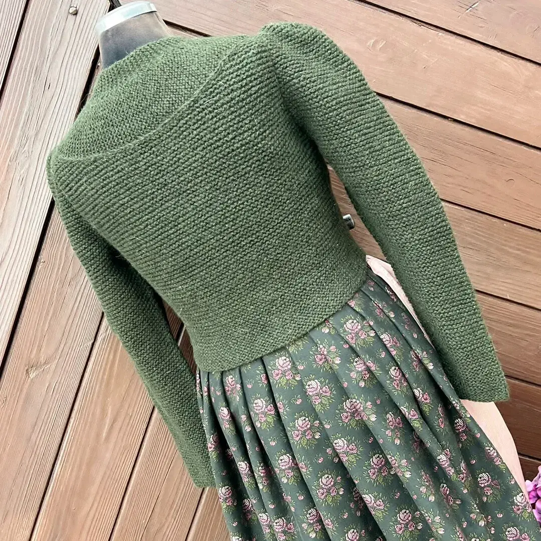 Trachtenstrickjacke Damen in moosgrün – Bild 22 – Chiemgauer Heimatwerk Trachten-Onlineshop Trachtenstrickjacke Damen in moosgrün - Bild 22 - Chiemgauer Heimatwerk Trachten-Onlineshop