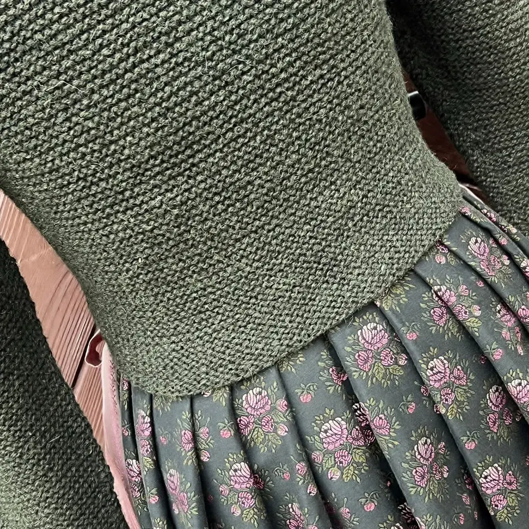 Trachtenstrickjacke Damen in moosgrün – Bild 23 – Chiemgauer Heimatwerk Trachten-Onlineshop Trachtenstrickjacke Damen in moosgrün - Bild 23 - Chiemgauer Heimatwerk Trachten-Onlineshop