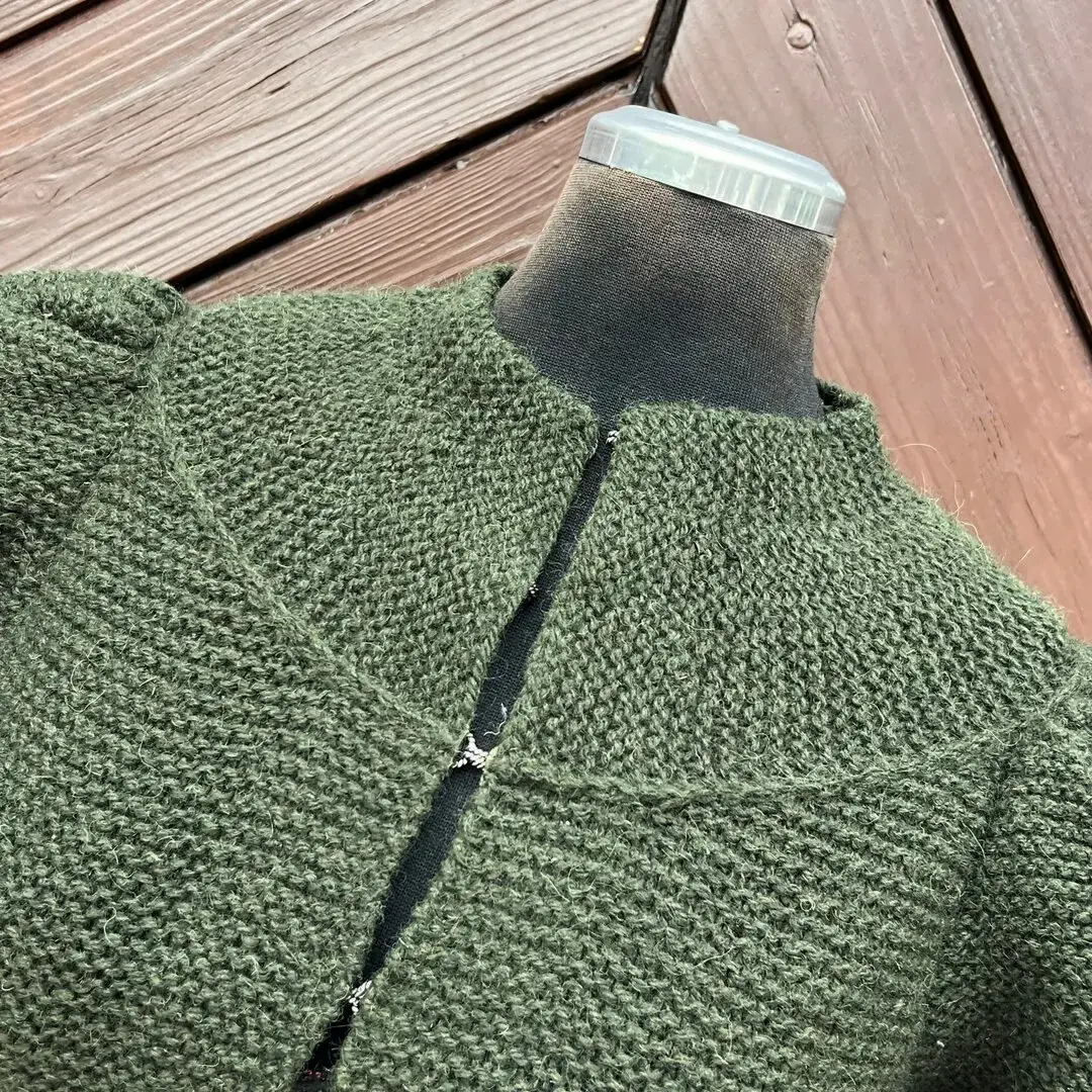 Trachtenstrickjacke Damen in moosgrün – Bild 5 – Chiemgauer Heimatwerk Trachten-Onlineshop Trachtenstrickjacke Damen in moosgrün - Bild 5 - Chiemgauer Heimatwerk Trachten-Onlineshop