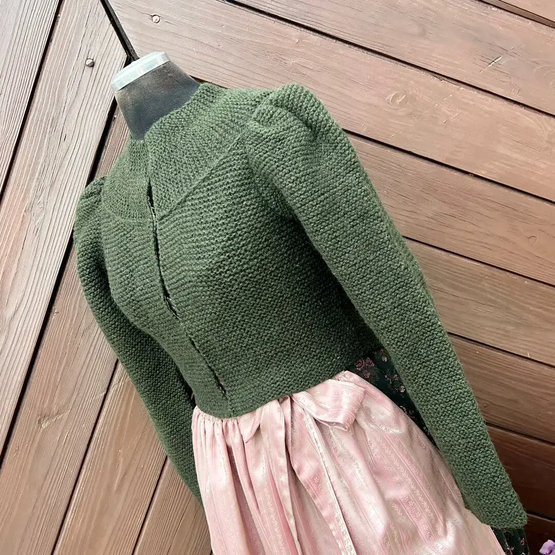 Trachtenstrickjacke Damen in moosgrün – Bild 6 – Chiemgauer Heimatwerk Trachten-Onlineshop Trachtenstrickjacke Damen in moosgrün - Bild 6 - Chiemgauer Heimatwerk Trachten-Onlineshop