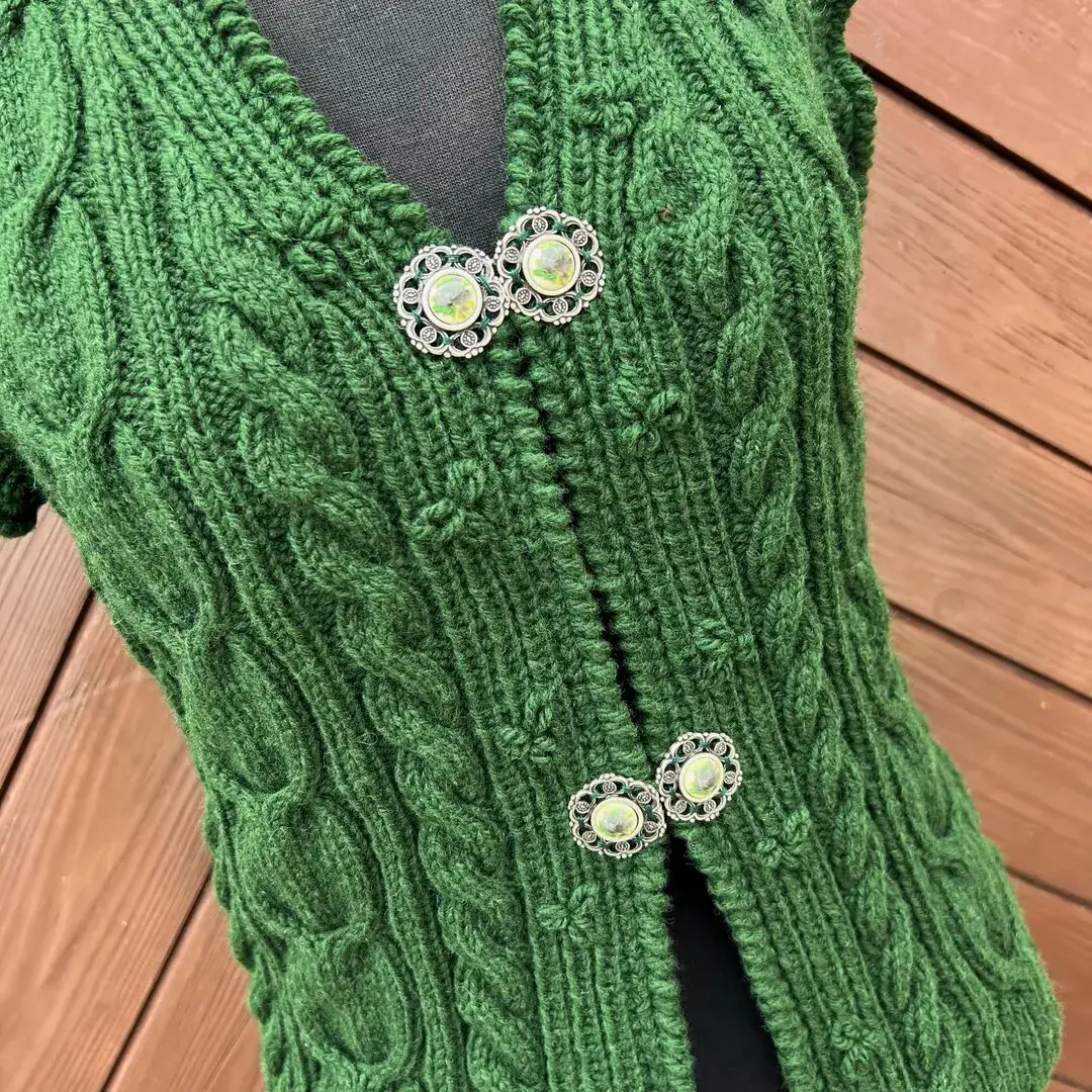 Trachtenstrickweste Damen in grün – Bild 9 – Chiemgauer Heimatwerk Trachten-Onlineshop Trachtenstrickweste Damen in grün - Bild 9 - Chiemgauer Heimatwerk Trachten-Onlineshop