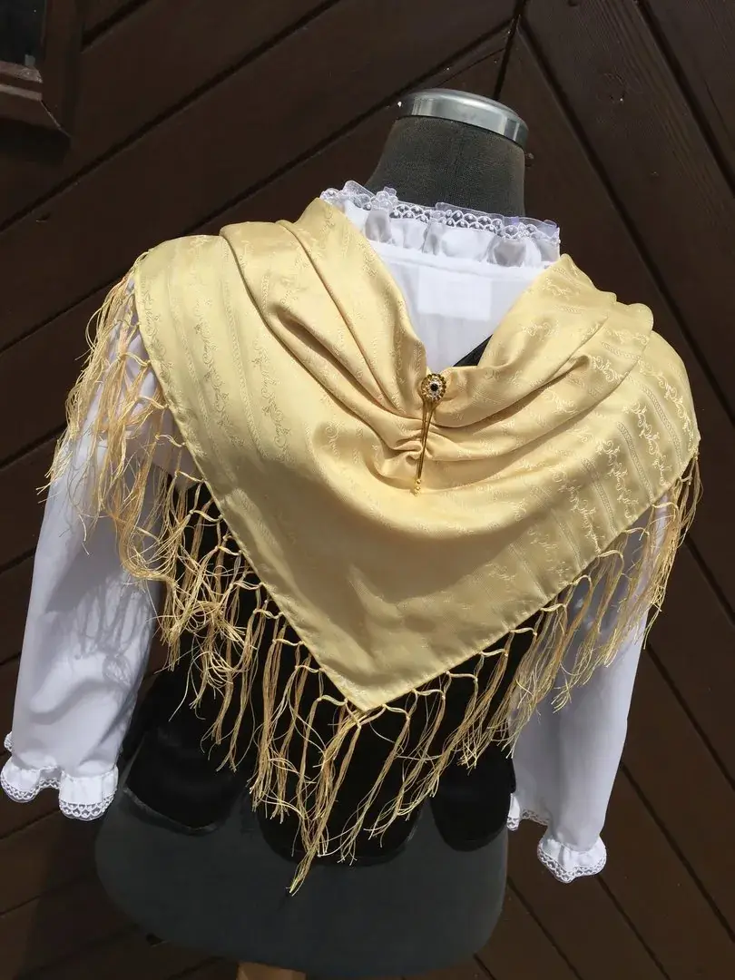 Trachtentuch Dirndltuch aus Seide mit Fransen No. 13 – Bild 1 – Chiemgauer Heimatwerk Trachten-Onlineshop Trachtentuch Dirndltuch aus Seide mit Fransen No. 13 - Bild 1 - Chiemgauer Heimatwerk Trachten-Onlineshop