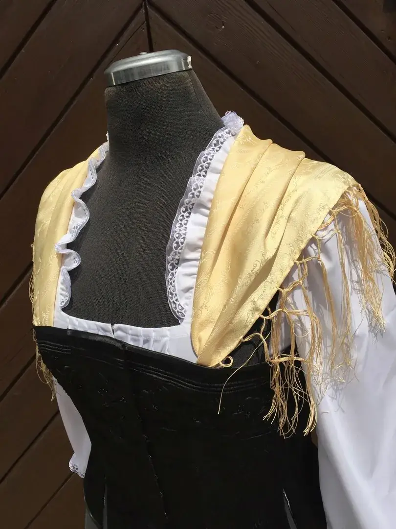 Trachtentuch Dirndltuch aus Seide mit Fransen No. 13 – Bild 8 – Chiemgauer Heimatwerk Trachten-Onlineshop Trachtentuch Dirndltuch aus Seide mit Fransen No. 13 - Bild 8 - Chiemgauer Heimatwerk Trachten-Onlineshop