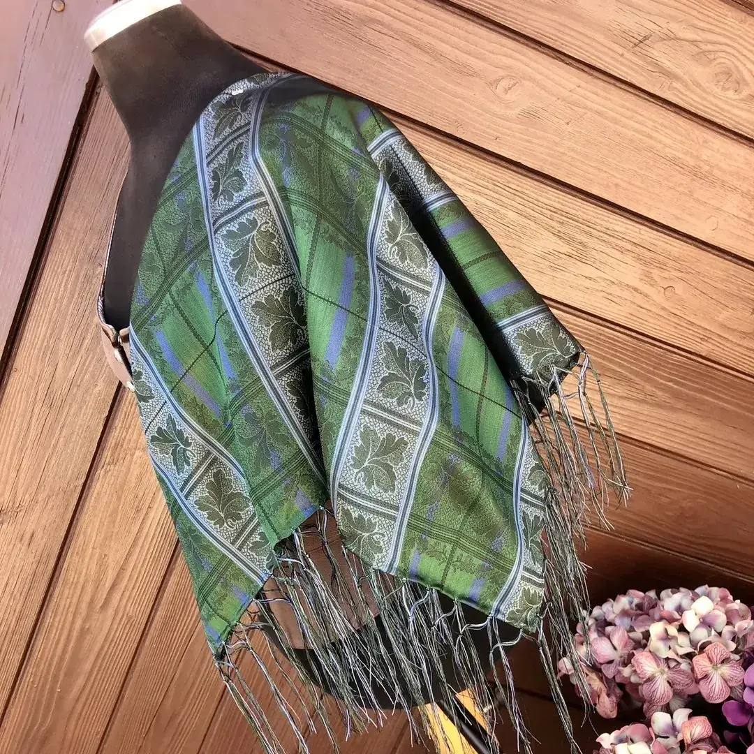 Trachtentuch Dirndltuch aus Seide mit Fransen No. 24 – Bild 2 – Chiemgauer Heimatwerk Trachten-Onlineshop Trachtentuch Dirndltuch aus Seide mit Fransen No. 24 - Bild 2 - Chiemgauer Heimatwerk Trachten-Onlineshop