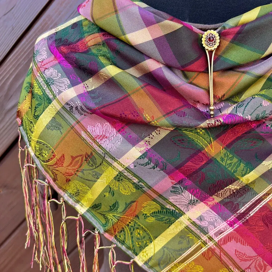 Trachtentuch Dirndltuch aus Seide mit Fransen No. 39 – Bild 8 – Chiemgauer Heimatwerk Trachten-Onlineshop Trachtentuch Dirndltuch aus Seide mit Fransen No. 39 - Bild 8 - Chiemgauer Heimatwerk Trachten-Onlineshop