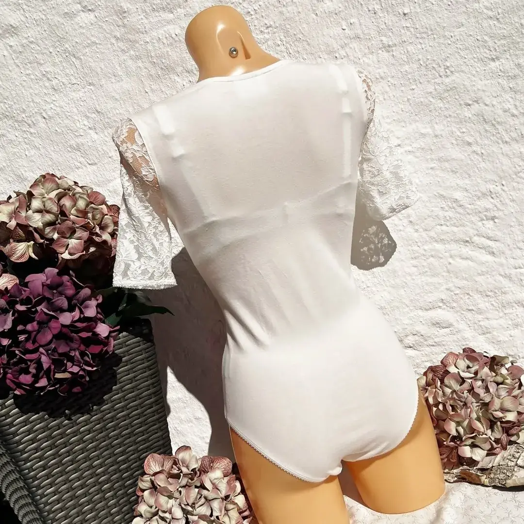 Waldorff Body kurzarm mit V-Ausschnitt aus Spitze creme – Bild 2 – Chiemgauer Heimatwerk Trachten-Onlineshop Waldorff Body kurzarm mit V-Ausschnitt aus Spitze creme - Bild 2 - Chiemgauer Heimatwerk Trachten-Onlineshop